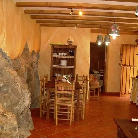Haus Mit Integrierter Felswand Und Jacuzzi *