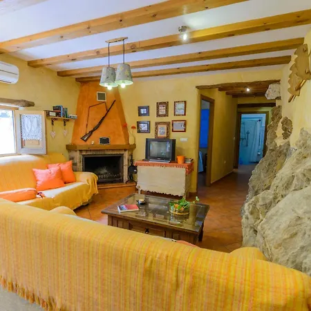 Holiday home Haus Mit Integrierter Felswand Und Jacuzzi Laroya