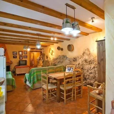Holiday home Haus Mit Integrierter Felswand Und Jacuzzi Laroya