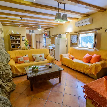Holiday home Haus Mit Integrierter Felswand Und Jacuzzi