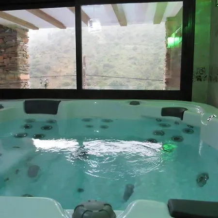 Haus Mit Integrierter Felswand Und Jacuzzi Laroya
