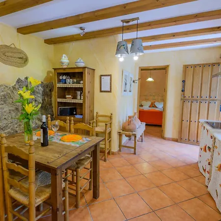 Haus Mit Integrierter Felswand Und Jacuzzi Holiday home