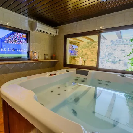 Holiday home Haus Mit Integrierter Felswand Und Jacuzzi Laroya